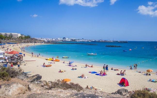 Imagen de una playa en un día de verano