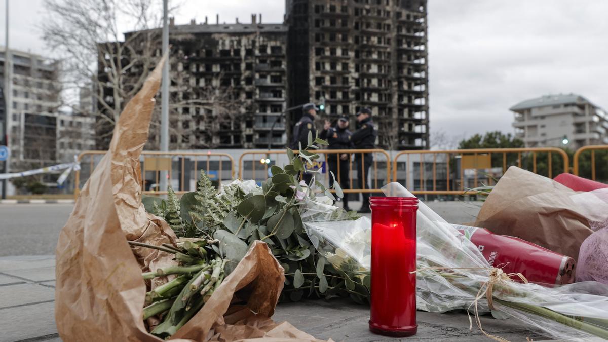 Flores y una vela recuerdan la tragedia vivida el jueves en Valencia.