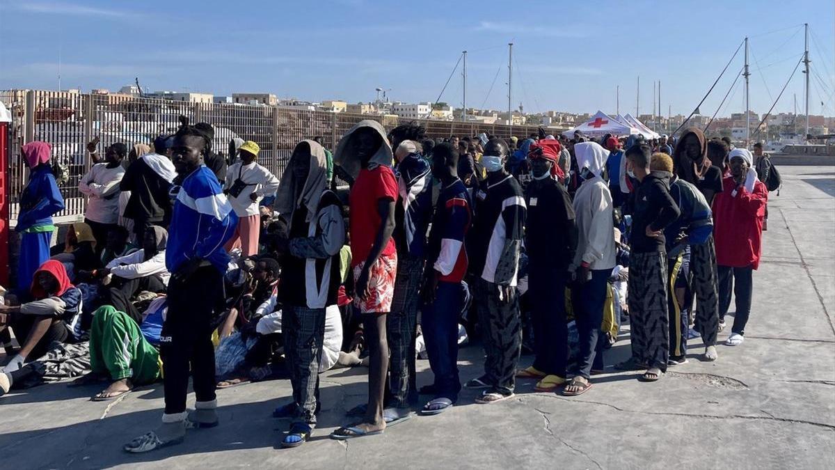 Un grupo de migrantes en la isla italiana de Lampedusa.