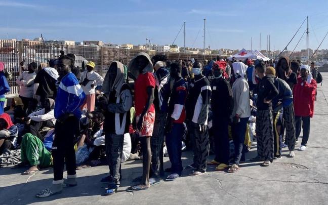 Un grupo de migrantes en la isla italiana de Lampedusa. Un grupo de migrantes en la isla italiana de Lampedusa.