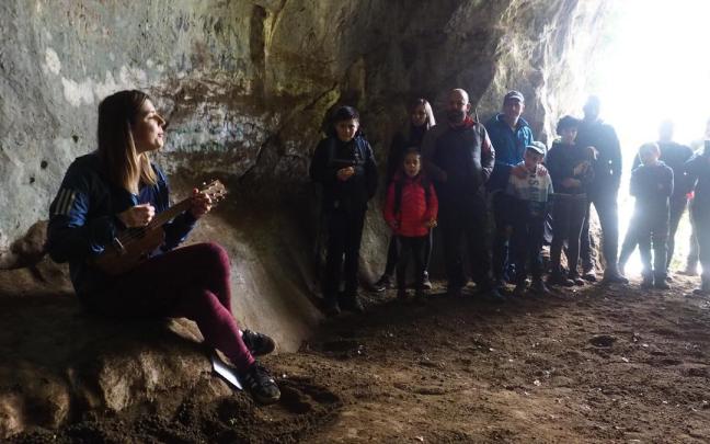 Musika, poesia eta bestelako saioekin gozatzeko aukera izango dute Aitzbeltz kobazuloan elkartuko direnek.