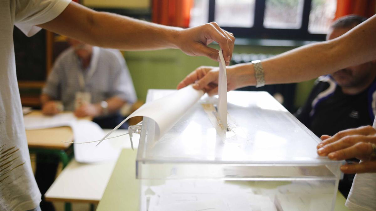 En la imagen gente votando en el Colegio Felix Serrano de Bilbao. BORJA GUERRERO