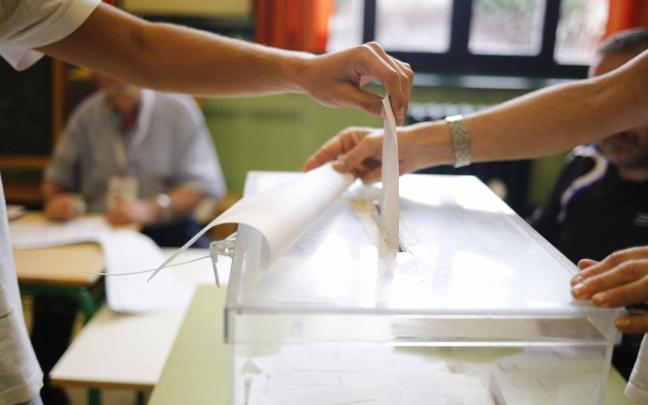 En la imagen gente votando en el Colegio Felix Serrano de Bilbao. BORJA GUERRERO