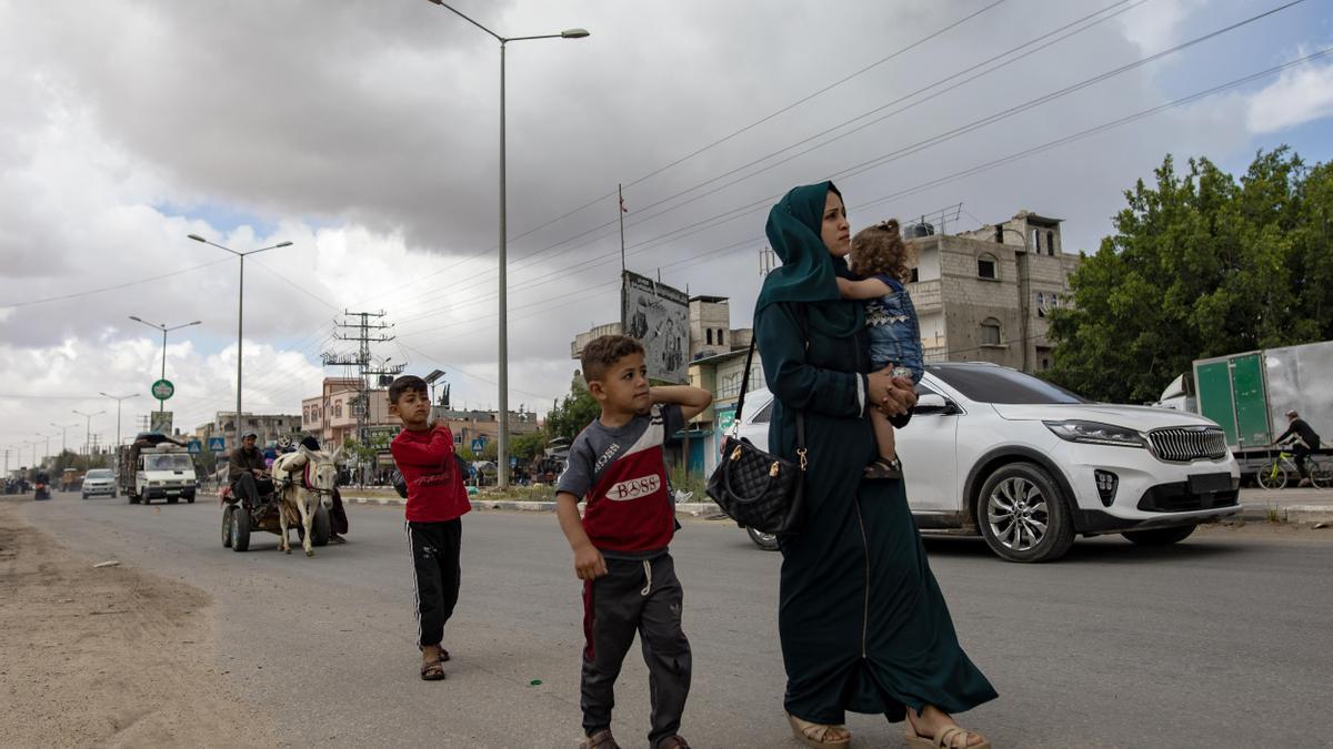 Desplazamiento forzoso de miles de personas en Rafah tras el anuncio de un inminente ataque a gran escala.