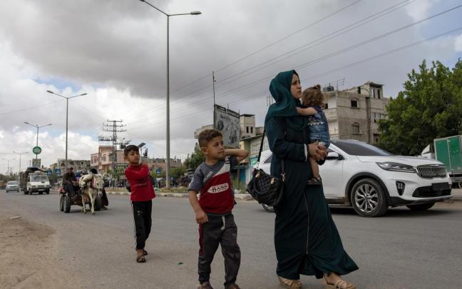 Desplazamiento forzoso de miles de personas en Rafah tras el anuncio de un inminente ataque a gran escala. / HAITHAM IMAD Desplazamiento forzoso de miles de personas en Rafah tras el anuncio de un inminente ataque a gran escala.