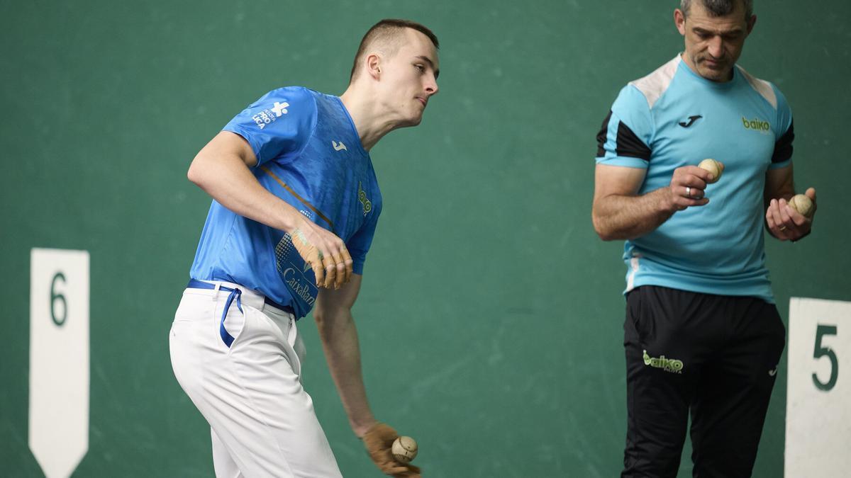 Ander Murua y Unai Amiano eligen material en el frontón Labrit de Iruñea para la final del Manomanista Serie B.