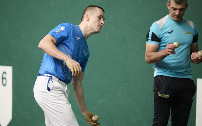 Ander Murua y Unai Amiano eligen material en el frontón Labrit de Iruñea para la final del Manomanista Serie B.
