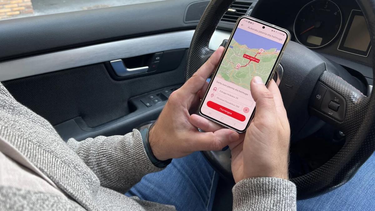 Una persona utilizando la aplicación para compartir coche en Beasain.