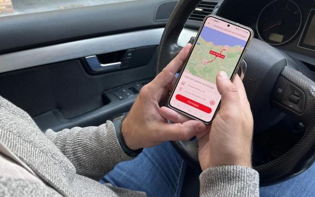 Una persona utilizando la aplicación para compartir coche en Beasain.