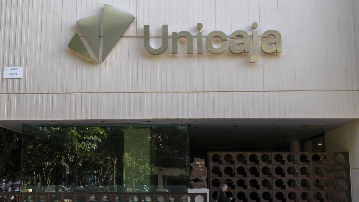 Fachada de un edificio Unicaja.