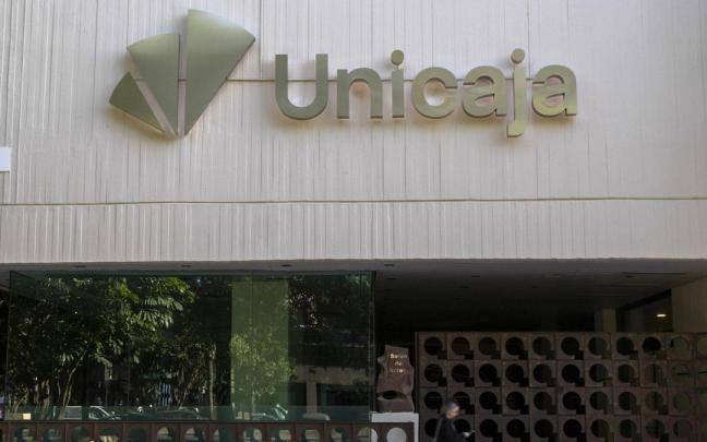 Fachada de un edificio Unicaja.