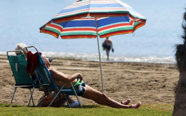Una de las recomendaciones para prevenir el cáncer de piel es evitar exponerse al sol en las horas centrales del día y usar crema de protección solar. Una de las recomendaciones para prevenir el cáncer de piel es evitar exponerse al sol en las horas centrales del día y usar crema de protección solar.