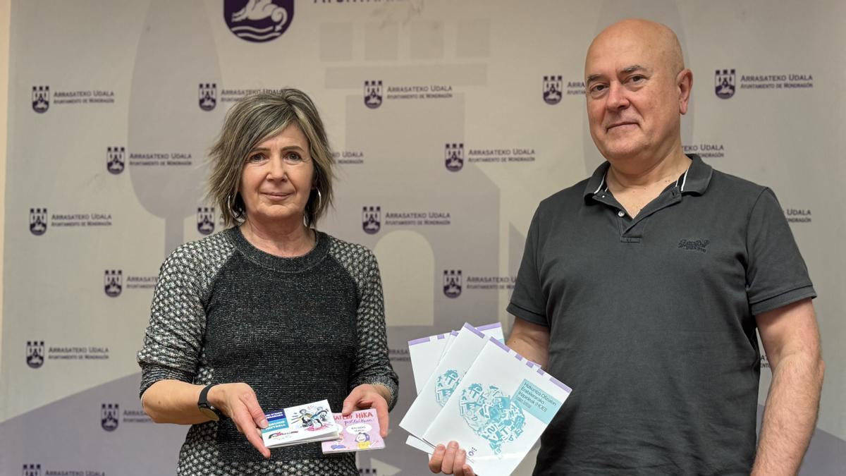 La técnica de Euskera, Aintzane Lasa, y el concejal Joseba Ezpeleta muestran el material divulgativo de criterios lingüísticos, y el que se ha lanzado también como motivo de Euskaraldia.