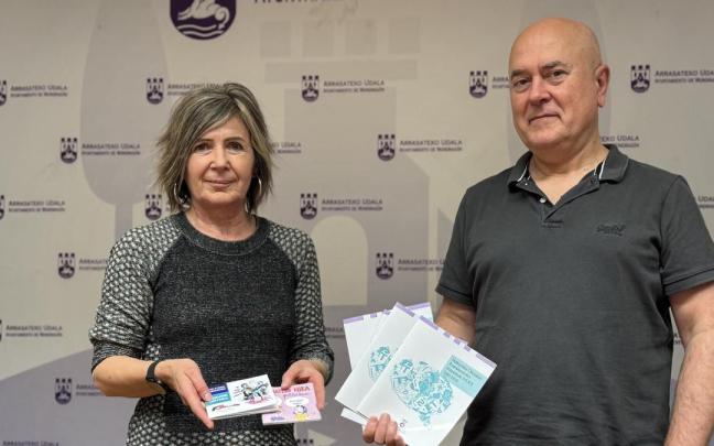 La técnica de Euskera, Aintzane Lasa, y el concejal Joseba Ezpeleta muestran el material divulgativo de criterios lingüísticos, y el que se ha lanzado también como motivo de Euskaraldia. / Anabel Dominguez. La técnica de Euskera, Aintzane Lasa, y el concejal Joseba Ezpeleta muestran el material divulgativo de criterios lingüísticos, y el que se ha lanzado también como motivo de Euskaraldia.