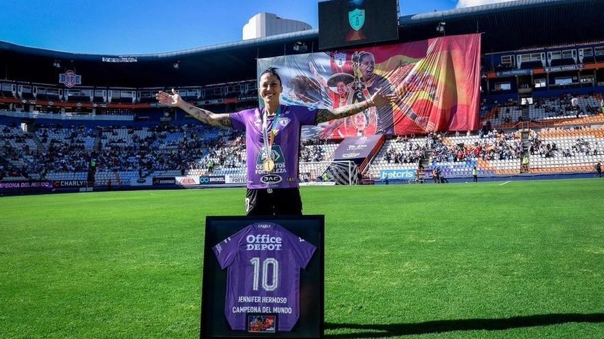 Jenni hermoso posa en el césped con obsequios del Pachuca después de ganar mundial