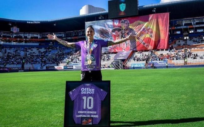Jenni hermoso posa en el césped con obsequios del Pachuca después de ganar mundial Jenni hermoso posa en el césped con obsequios del Pachuca después de ganar mundial