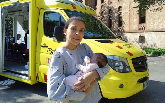 La pequeña Aisha y su madre, Radya Bakkari.