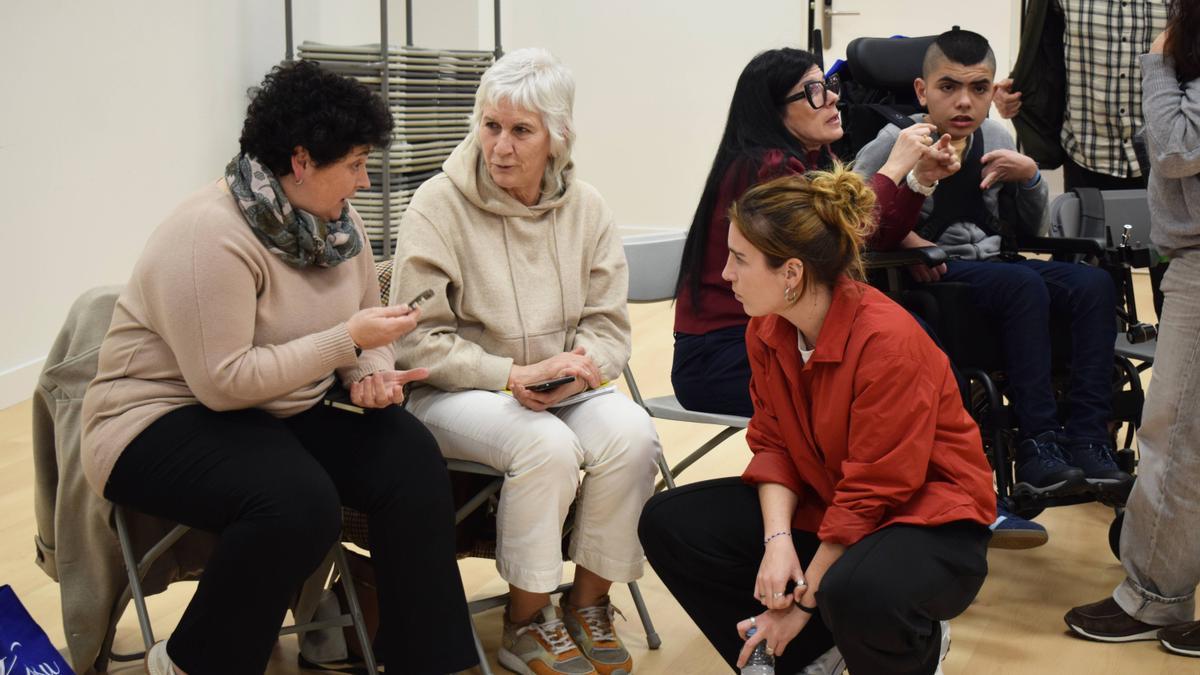 Trabajo en grupo en la primera reunión de 2026.