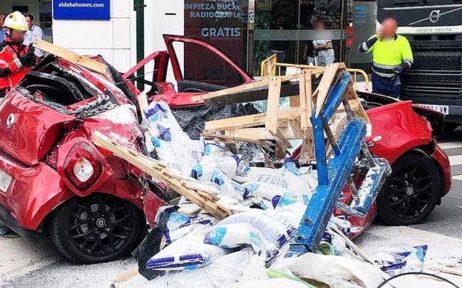 Así quedó el coche tras ser aplastado por el palé.