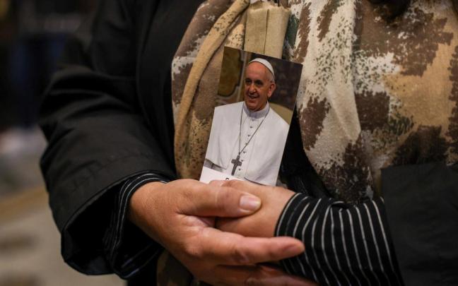 Una mujer sujeta una imagen del fallecido Papa Francisco. / EP Una mujer sujeta una imagen del fallecido Papa Francisco.