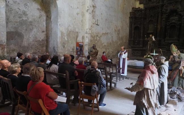 Las viejas paredes de la iglesia de Sasiola volverán a ser testigo del encuentro de los fieles / Aitor Las viejas paredes de la iglesia de Sasiola volverán a ser testigo del encuentro de los fieles