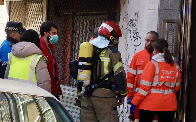 Efectivos de emergencias, en el lugar en el que se ha producido el incendio.