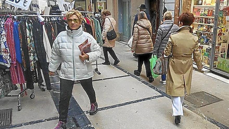 La feria urbana salió al exterior como en estos localaes que ocuparon la calle Mayor. | FOTO: JAVIER ARIZALETA