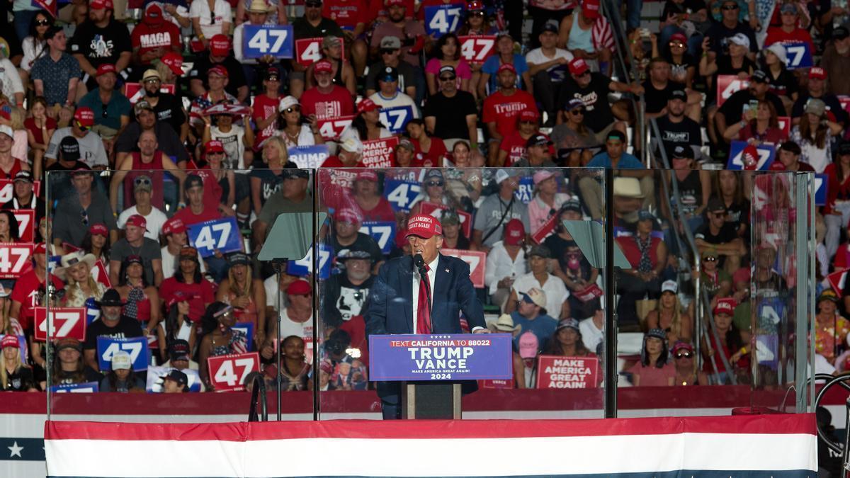 Donald Trump durante el mitin en California después de que el sospechoso fuera detenido.