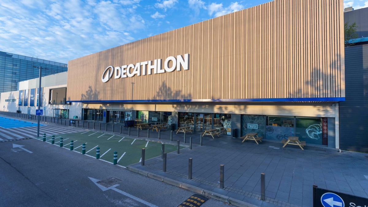 Tienda Decathlon en una foto de archivo