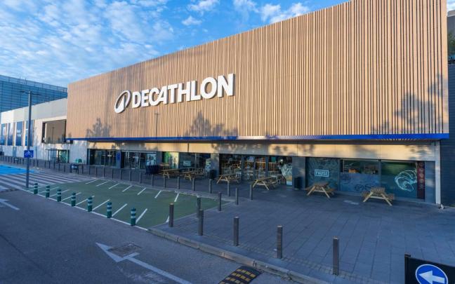 Tienda Decathlon en una foto de archivo