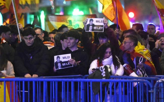 Personas congregadas ante la sede del PSOE en Madrid