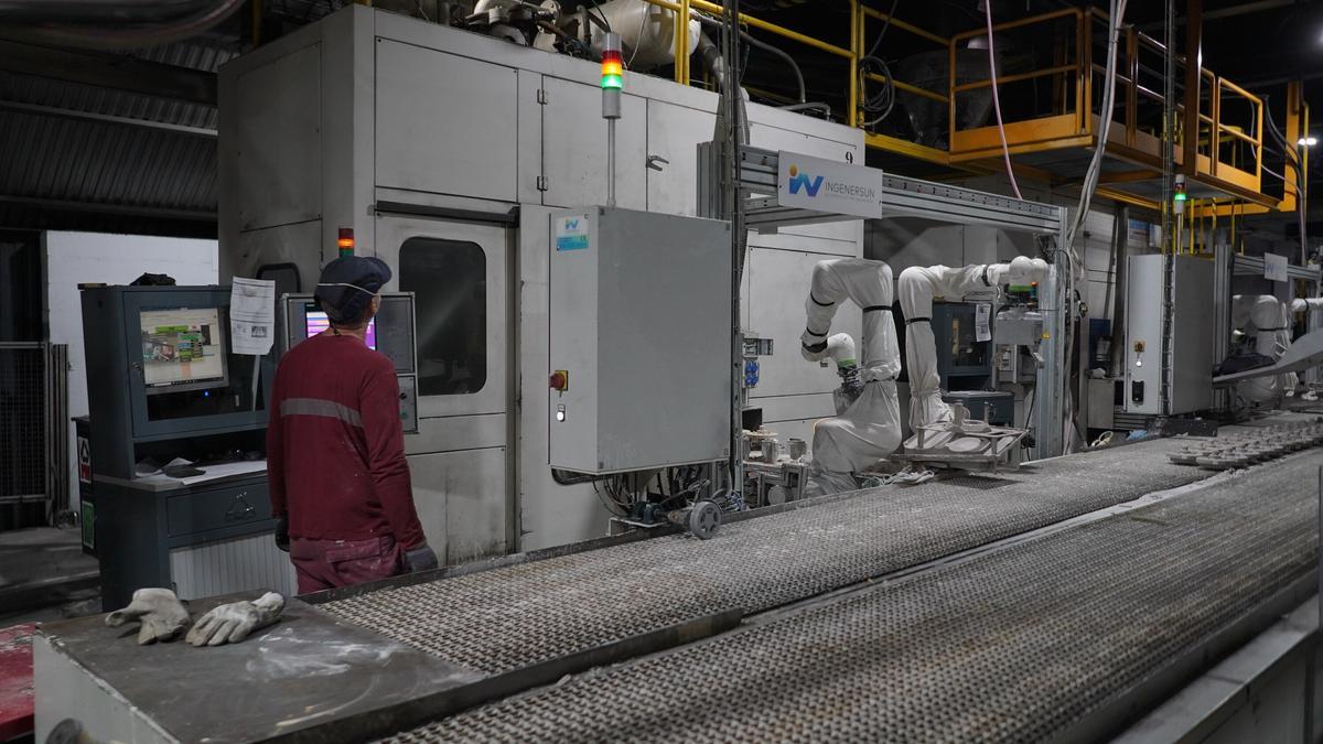 Un trabajador de Betsaide, durante un momento de la jornada laboral.