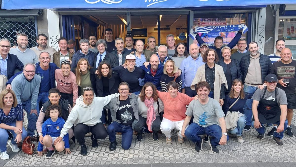 Miembros de Maite Taldea y exfutbolistas de los equipos masculinos y femeninos de la Real posan juntos. / N.G.
