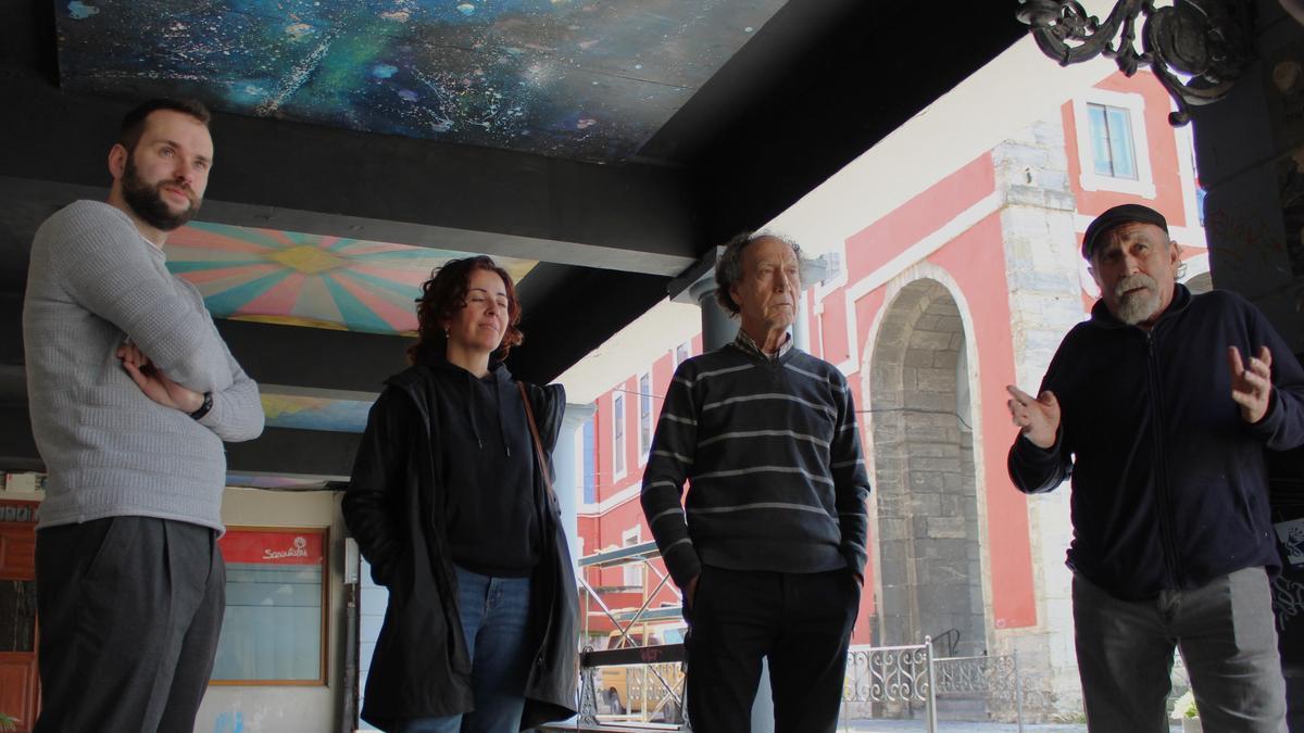 Alcalde y artistas bajo los nuevos paneles artísticos incorporados en los hastiales de la Foru Plaza
