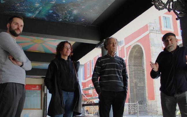Alcalde y artistas bajo los nuevos paneles artísticos incorporados en los hastiales de la Foru Plaza