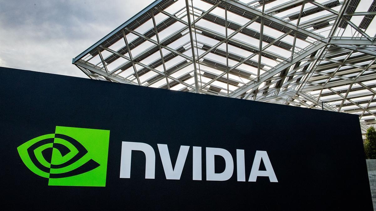 Cartel con el logo de Nvidia en la sede de la empresa en Silicon Valley.