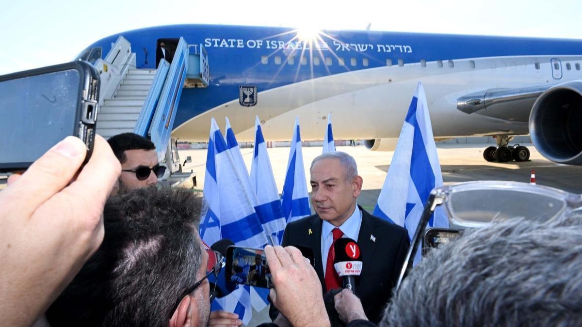 El primer ministro israelí, Benjamín Netanyahu, partió este domingo rumbo a Washington para su reunión con el presidente estadounidense, Donald Trump, prevista para el martes. El viaje del mandatario israelí coincidirá con el