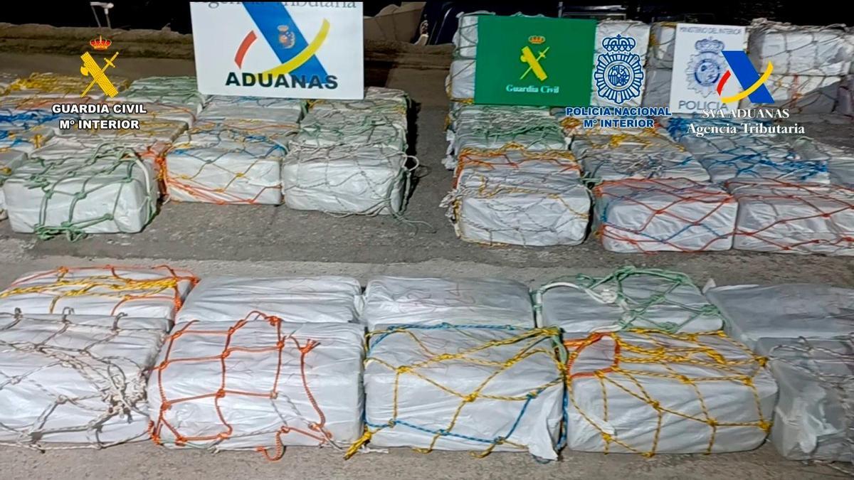 El velero llevaba 2,2 toneladas de cocaína y el registro duró tres horas
