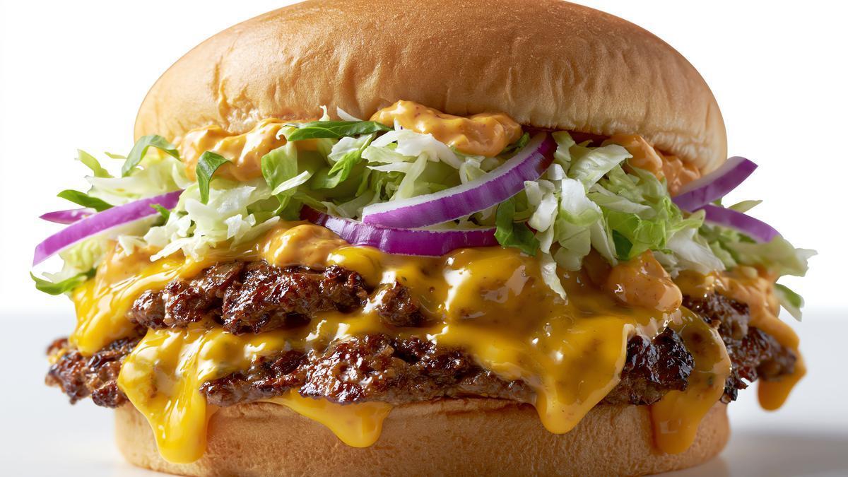 La smash burger se caracteriza por su costra crujiente.