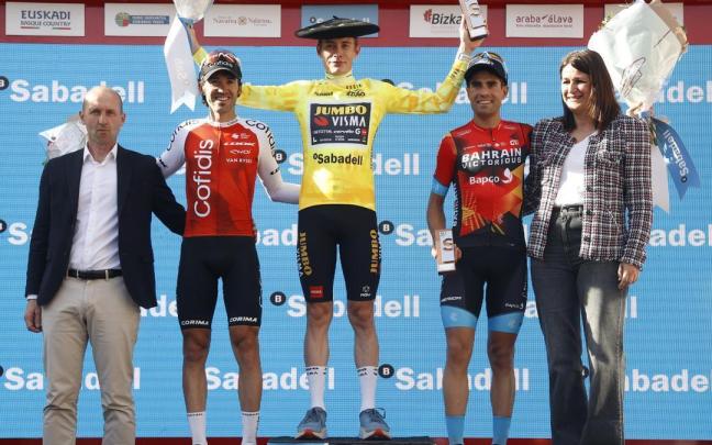 Jonas Vingegaard, vencedor de la la pasada Itzulia, con Mikel Landa, segundo, e Ion Izagirre, tercero, en el podio final en Eibar. / Miguel Toña Jonas Vingegaard, vencedor de la la pasada Itzulia, con Mikel Landa, segundo, e Ion Izagirre, tercero, en el podio final en Eibar.