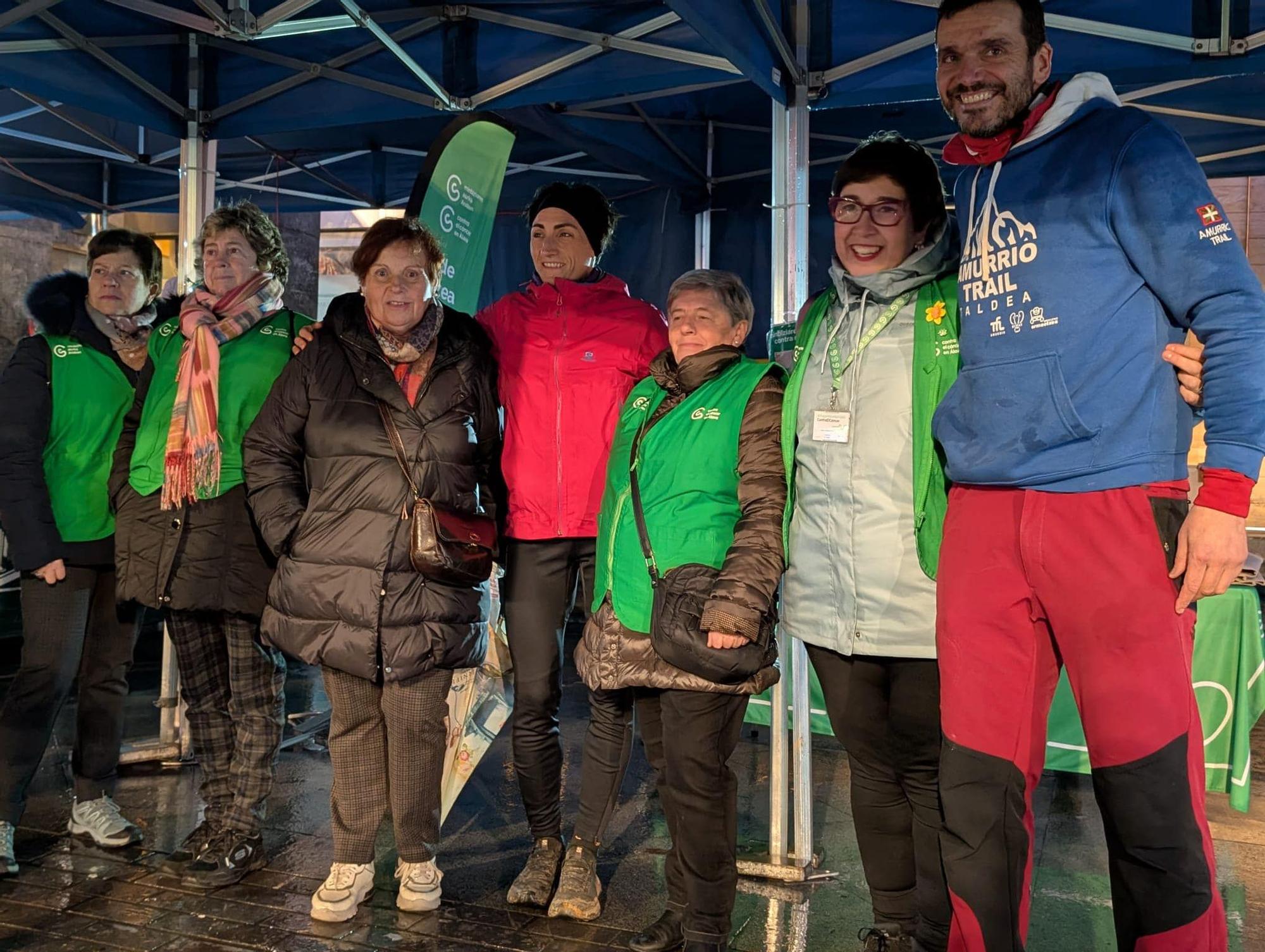 Representantes de Amurrio Trail Taldea y Contra el Cáncer de Álava en la previa de la Babio Igoera de las pasadas Navidades