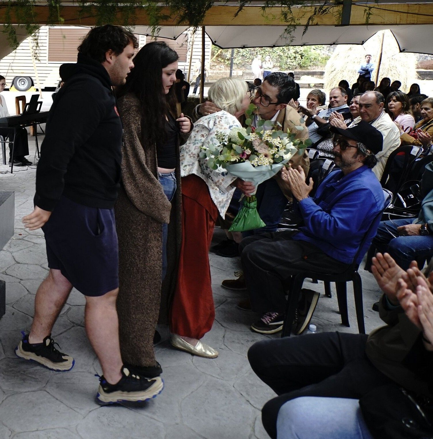 la mujer y dos de los hijos de Bustinza, emocionados tras el homenaje