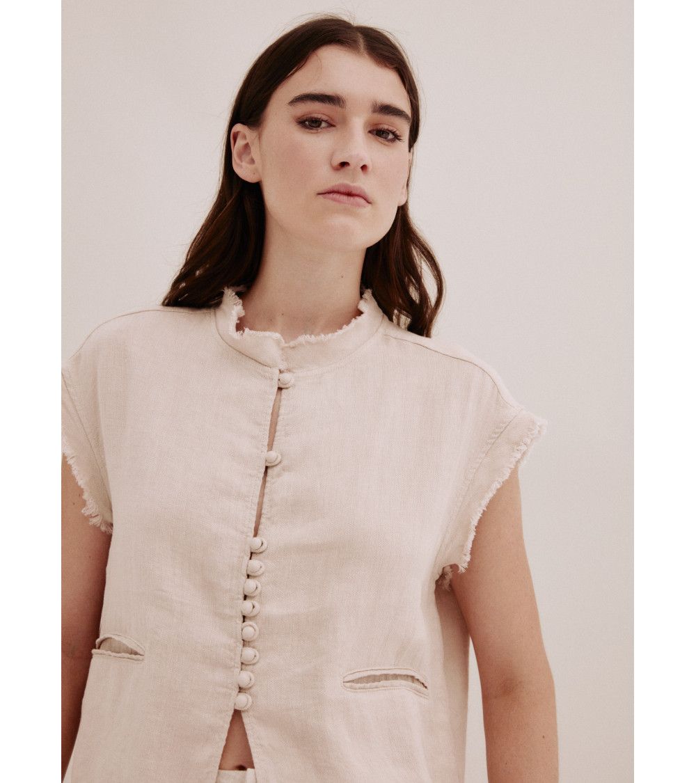 Chaleco de lino y con cuello mao.