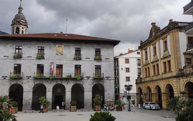 Vista del exterior de la casa consistorial de Azkoitia, beneficiaria de labores de mantenimientos incluidas en la modificación de créditos aprobada en pleno.