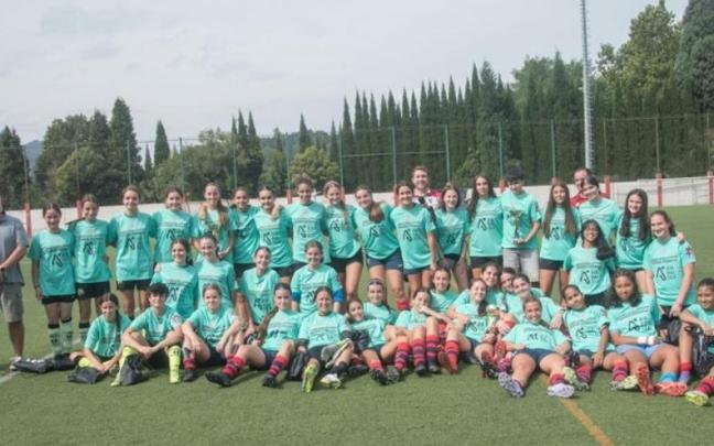Participantes en el primer torneo de fútbol femenino de Aiaraldea celebrado el 20 de septiembre de 2025