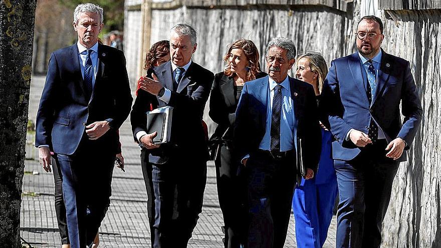 Urkullu con los presidentes de Galicia, Cantabria y Asturias, en su reunión del 13 de marzo en Gasteiz para impulsar el eje atlántico. | FOTO: EFE