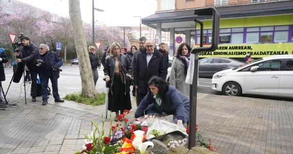 En imágenes: ofrenda floral en el monolito del 3 de marzo DNA