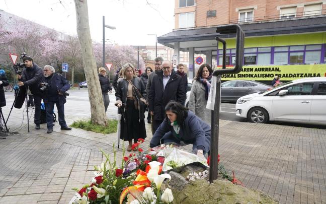 En imágenes: ofrenda floral en el monolito del 3 de marzo DNA