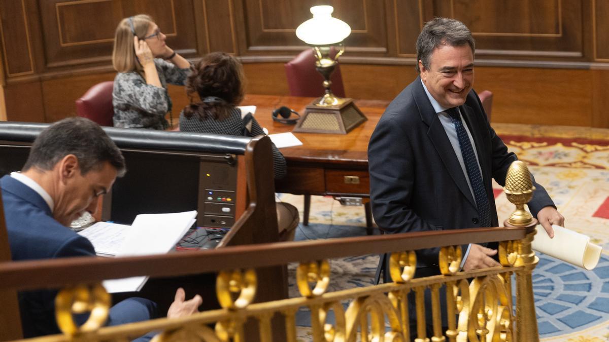 El portavoz del PNV en el Congreso, Aitor Esteban, pasa ante el presidente español, Pedro Sánchez, en una anterior sesión de la Cámara