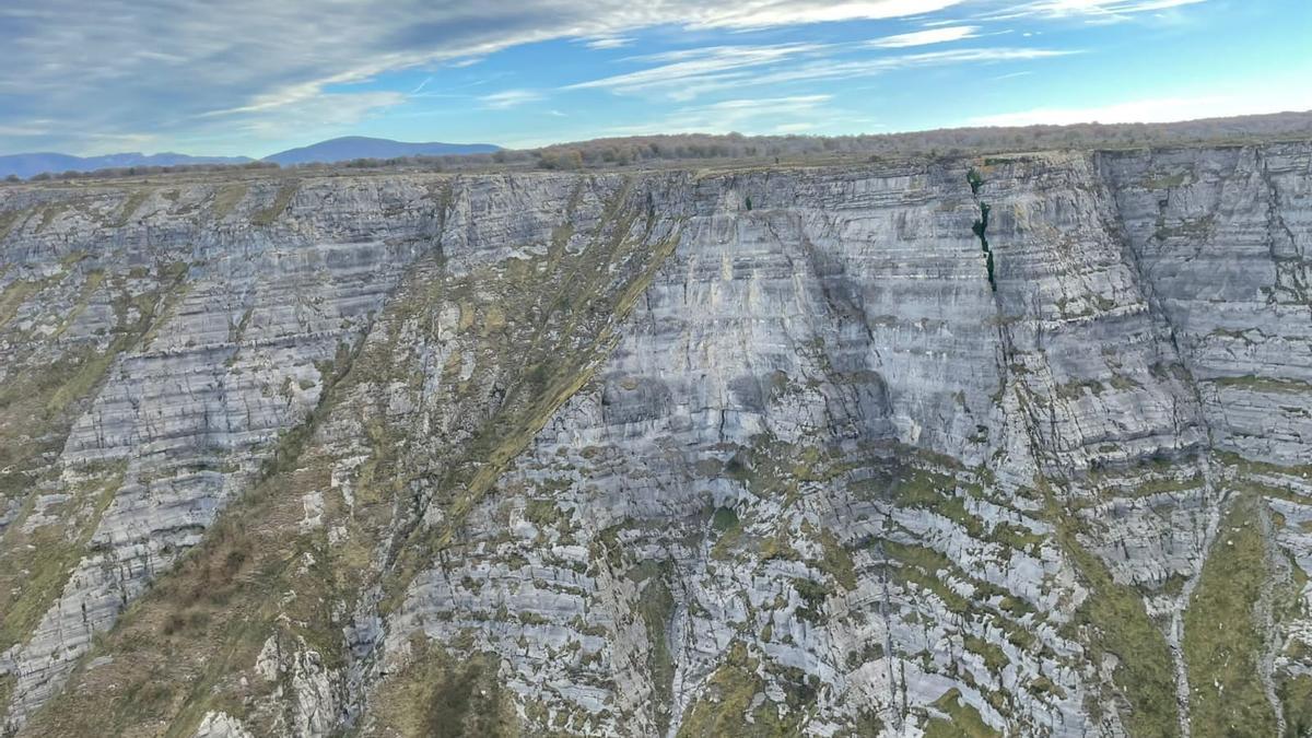Los farallones rocosos y herbosos de Gorobel